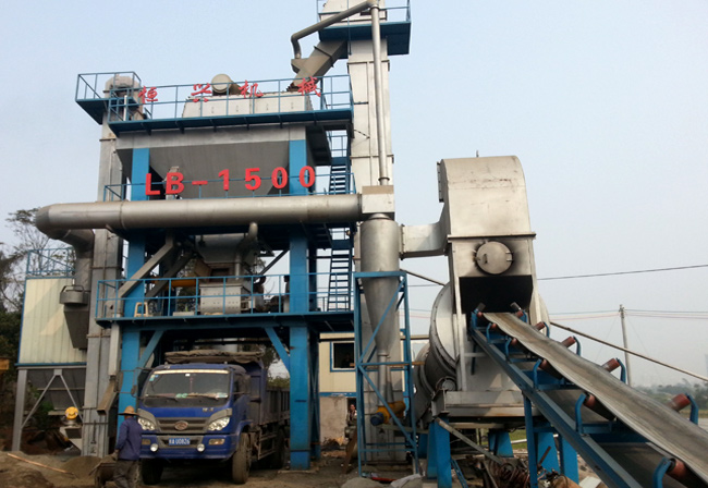 海南LB-1500瀝青(qing)混凝土攪拌(ban)站設備現場(chang)