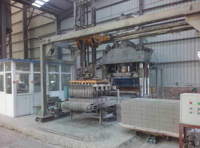 貴州(zhou)畢節灰砂磚(zhuan)設備靜壓磚(zhuān)機客戶現場(chǎng)