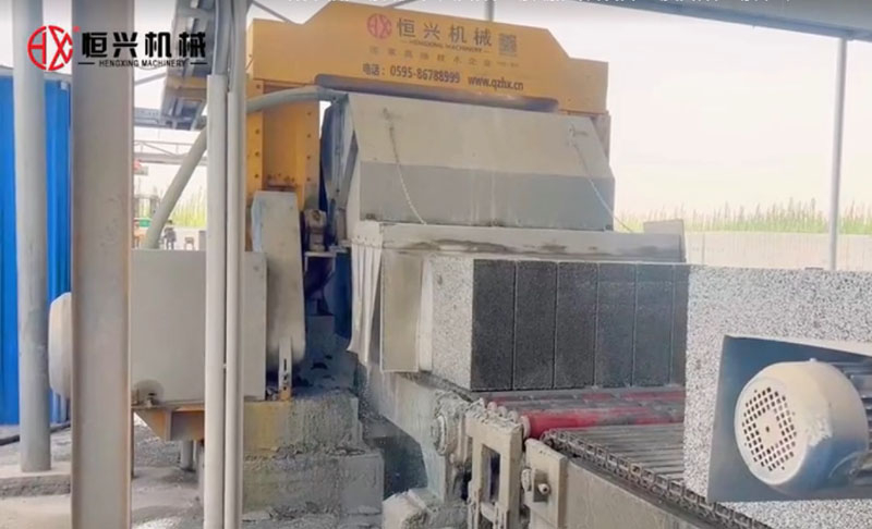 EPS聚苯顆粒(lì)砌塊生産線(xian)新疆客戶現(xian)場