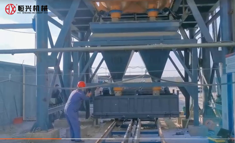 自保溫發(fa)泡磚生産線(xian)雙工位澆注(zhu)新疆客戶現(xiàn)場